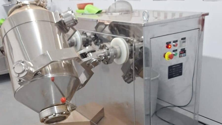 Polițiști și procurori DIICOT examinând sute de cutii cu suplimente alimentare false confiscate în urma perchezițiilor din mai 2026.