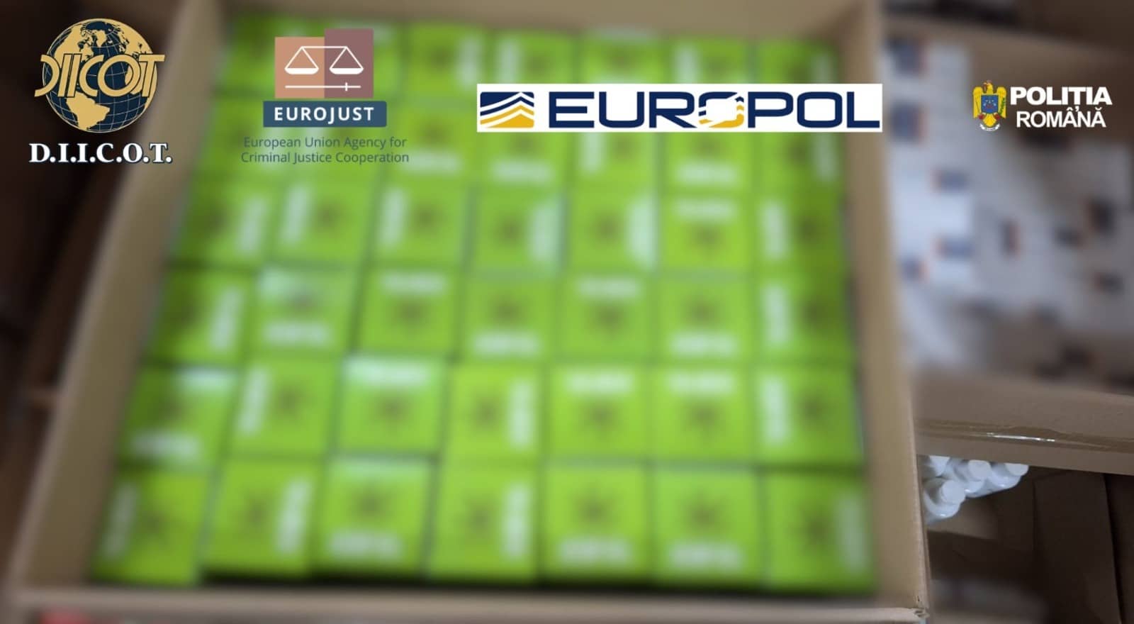 Polițiști și procurori DIICOT examinând sute de cutii cu suplimente alimentare false confiscate în urma perchezițiilor din mai 2026.