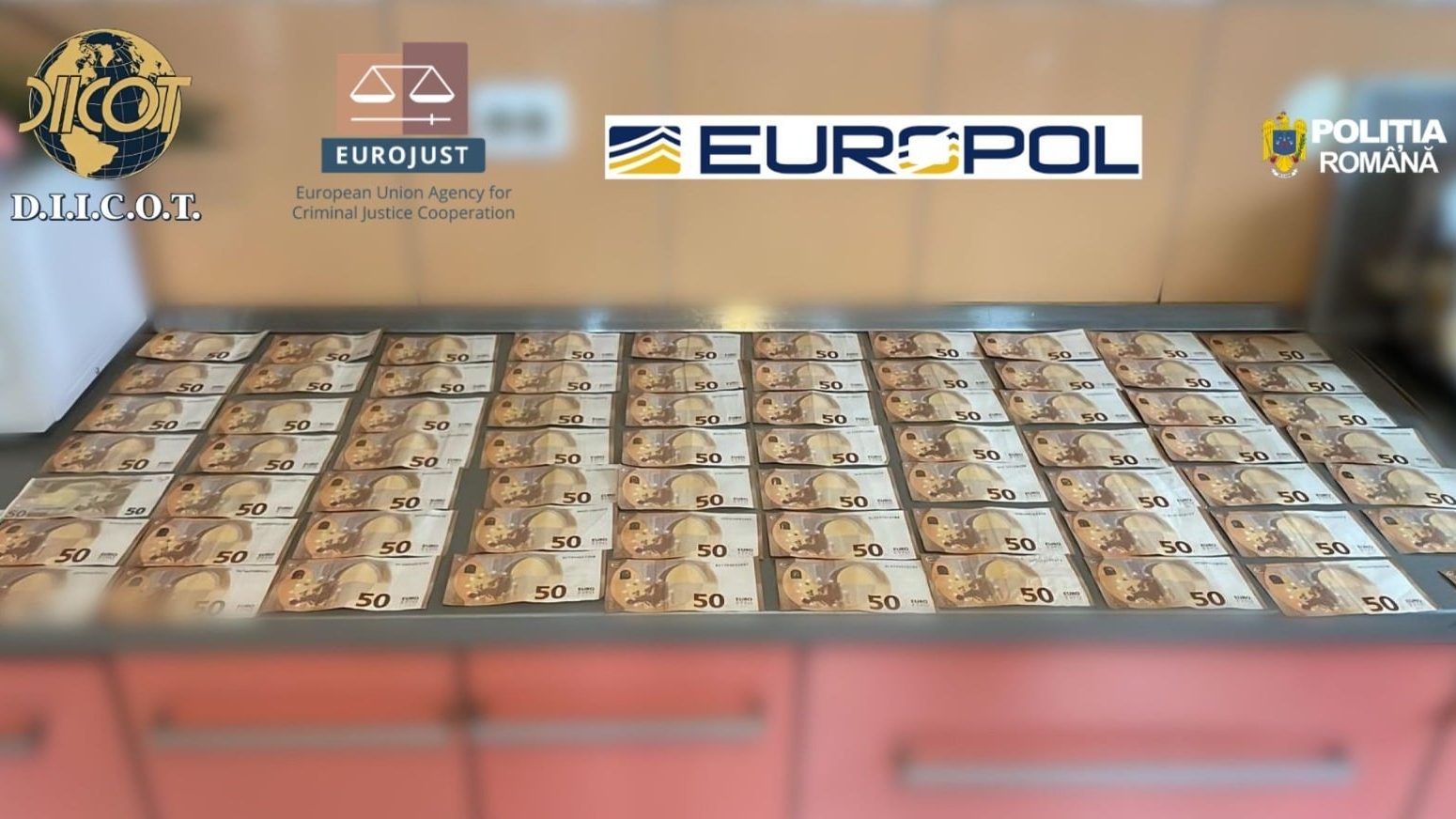 Polițiști și procurori DIICOT examinând sute de cutii cu suplimente alimentare false confiscate în urma perchezițiilor din mai 2026.
