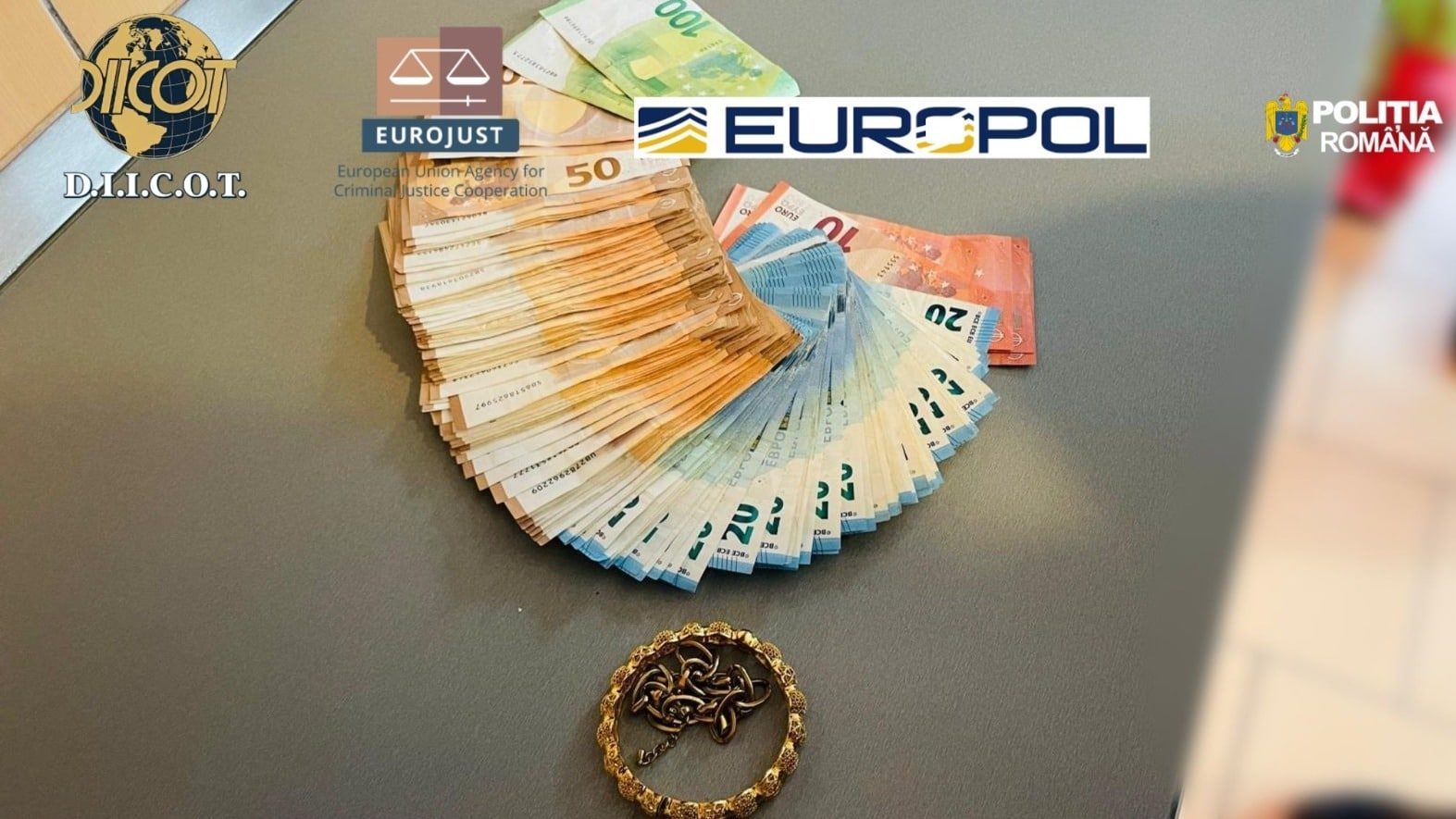 Polițiști și procurori DIICOT examinând sute de cutii cu suplimente alimentare false confiscate în urma perchezițiilor din mai 2026.