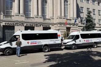Rând de microbuze școlare hibride noi pregătite pentru a fi predate primăriilor din județul Timiș.