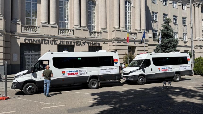 Rând de microbuze școlare hibride noi pregătite pentru a fi predate primăriilor din județul Timiș.