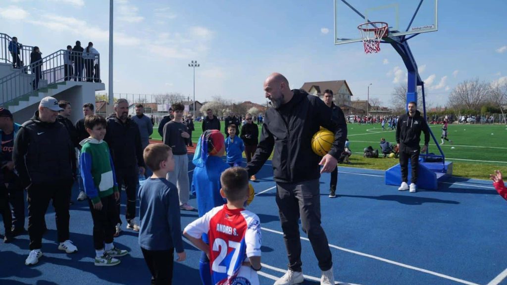 Copii participând la antrenamente de sport în aer liber sub îndrumarea antrenorilor de la SCM Timișoara.