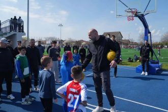 Copii participând la antrenamente de sport în aer liber sub îndrumarea antrenorilor de la SCM Timișoara.