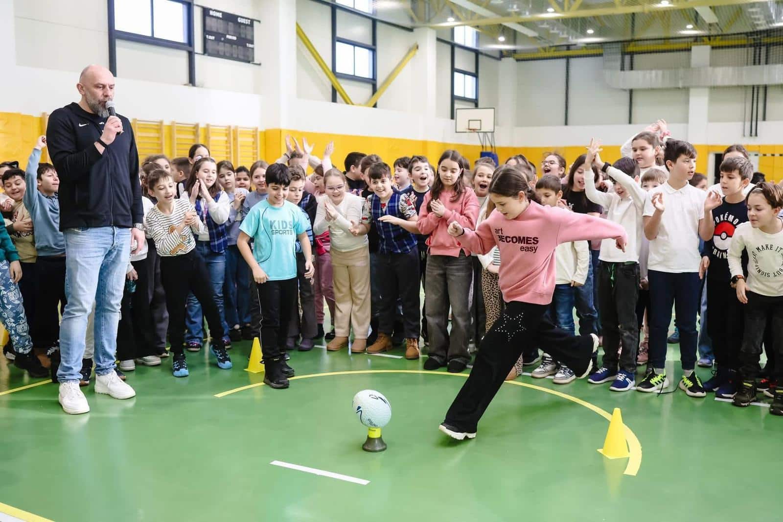 Copii participând la antrenamente de sport în aer liber sub îndrumarea antrenorilor de la SCM Timișoara.