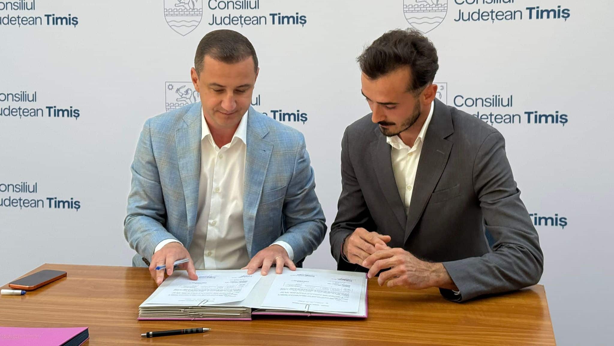 Rând de microbuze școlare hibride noi pregătite pentru a fi predate primăriilor din județul Timiș.