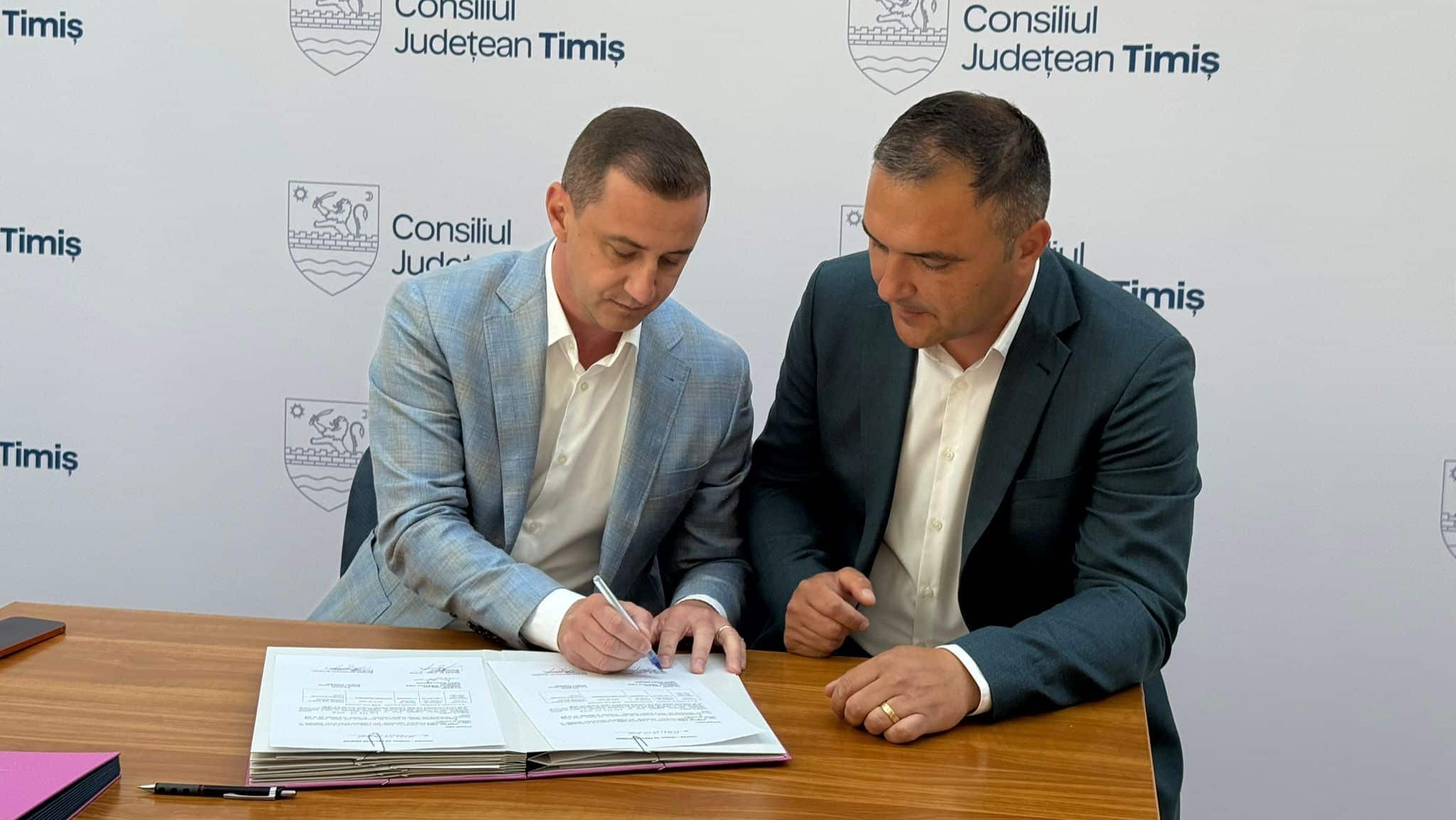 Rând de microbuze școlare hibride noi pregătite pentru a fi predate primăriilor din județul Timiș.