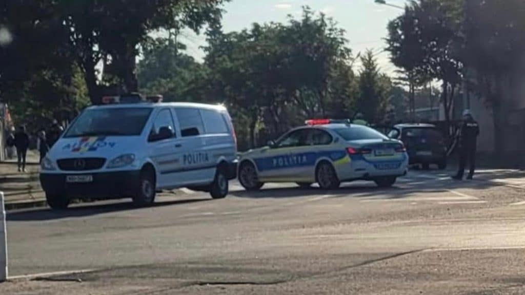 Echipaje de poliție la fața locului pe strada Gheorghe Lazăr din Lugoj în urma unui atac cu un obiect ascuțit.
