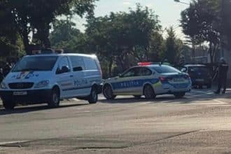 Echipaje de poliție la fața locului pe strada Gheorghe Lazăr din Lugoj în urma unui atac cu un obiect ascuțit.