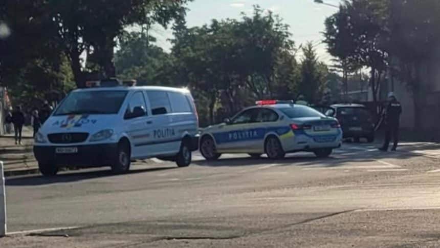Echipaje de poliție la fața locului pe strada Gheorghe Lazăr din Lugoj în urma unui atac cu un obiect ascuțit.