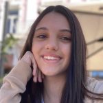 Portretul Antoniei Dumitru, minora de 14 ani dispărută din Timișoara, purtând haine roșii și hanorac negru.