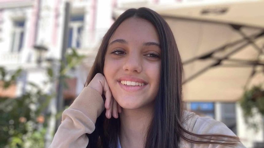 Portretul Antoniei Dumitru, minora de 14 ani dispărută din Timișoara, purtând haine roșii și hanorac negru.