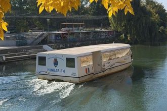 Un vaporaș de transport public al STPT navigând pe Canalul Bega din Timișoara în regim normal.
