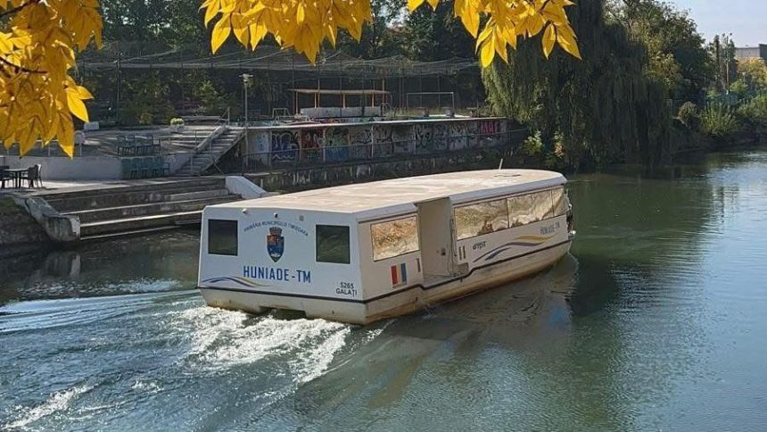 Un vaporaș de transport public al STPT navigând pe Canalul Bega din Timișoara în regim normal.