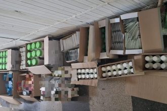 Polițiști din cadrul IPJ Hunedoara verificând și sigilând bidoane cu substanțe chimice și deșeuri periculoase într-un magazin.