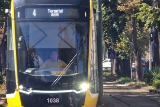 Tramvai de pe linia 4 circulând în Timișoara, pe o rută deviată din cauza lucrărilor din Piața Traian.