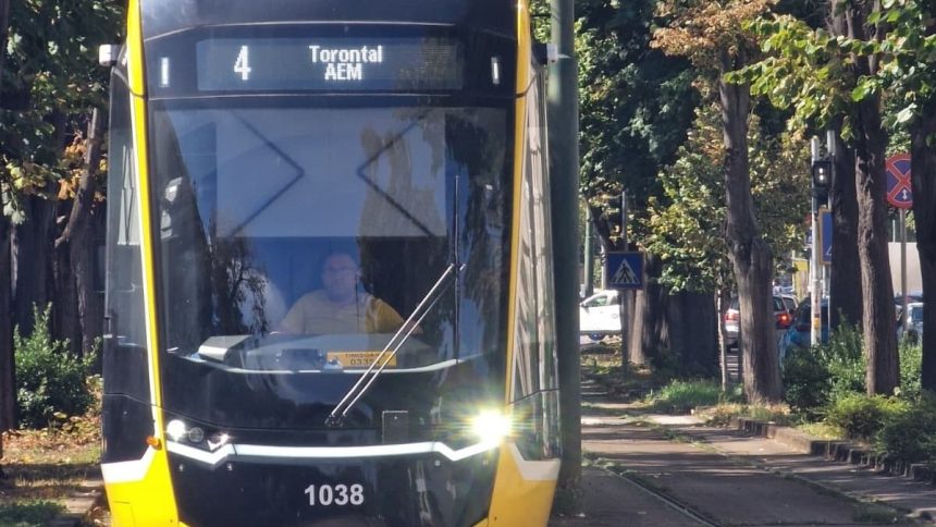 Tramvai de pe linia 4 circulând în Timișoara, pe o rută deviată din cauza lucrărilor din Piața Traian.