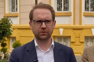 Primarul Timișoarei Dominic Fritz în timpul unei conferințe de presă vorbind despre dosarul de incompatibilitate cu Agenția Națională de Integritate.