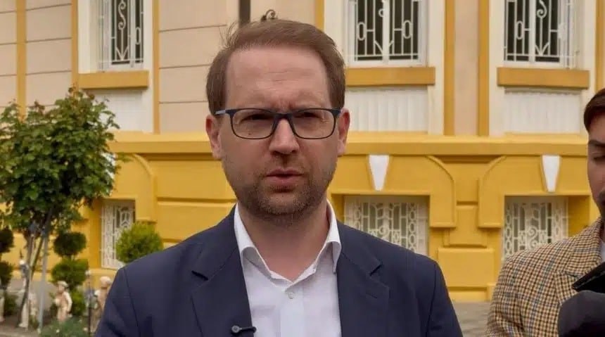 Primarul Timișoarei Dominic Fritz în timpul unei conferințe de presă vorbind despre dosarul de incompatibilitate cu Agenția Națională de Integritate.