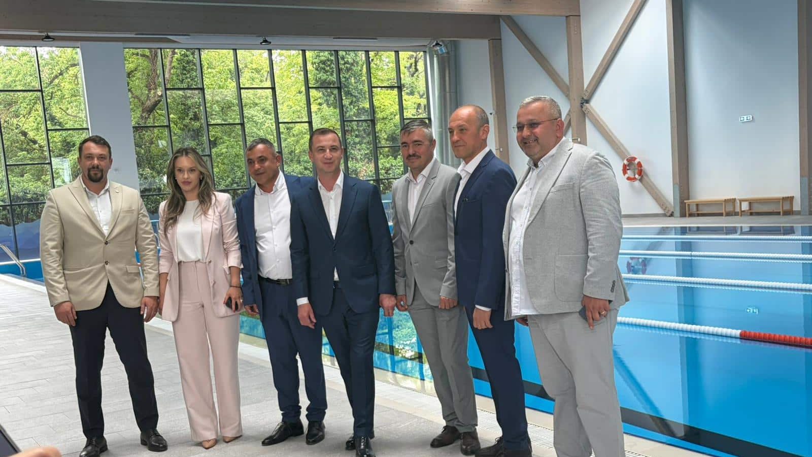 Copii participând la primele cursuri de înot în bazinul didactic din Jimbolia proaspăt inaugurat.