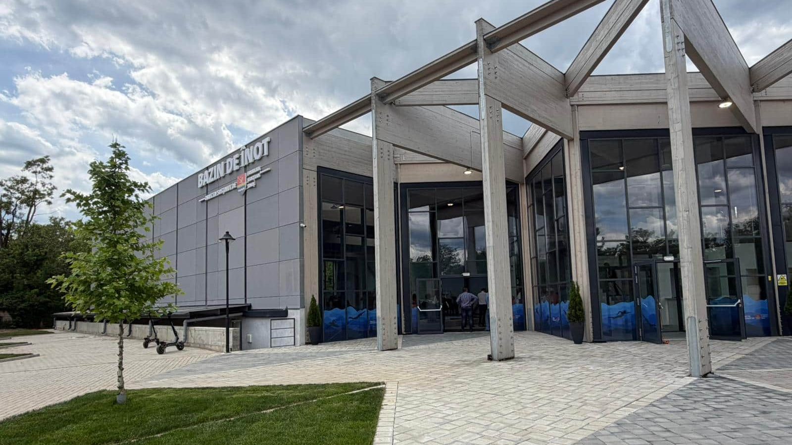 Copii participând la primele cursuri de înot în bazinul didactic din Jimbolia proaspăt inaugurat.