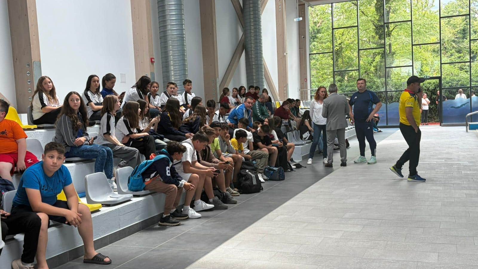 Copii participând la primele cursuri de înot în bazinul didactic din Jimbolia proaspăt inaugurat.
