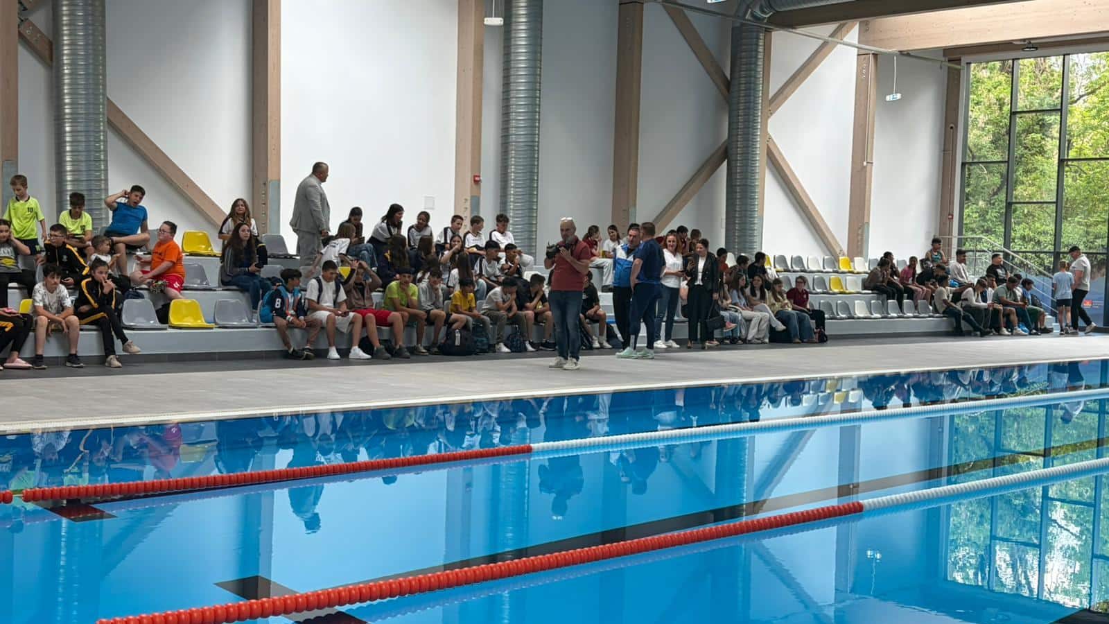 Copii participând la primele cursuri de înot în bazinul didactic din Jimbolia proaspăt inaugurat.