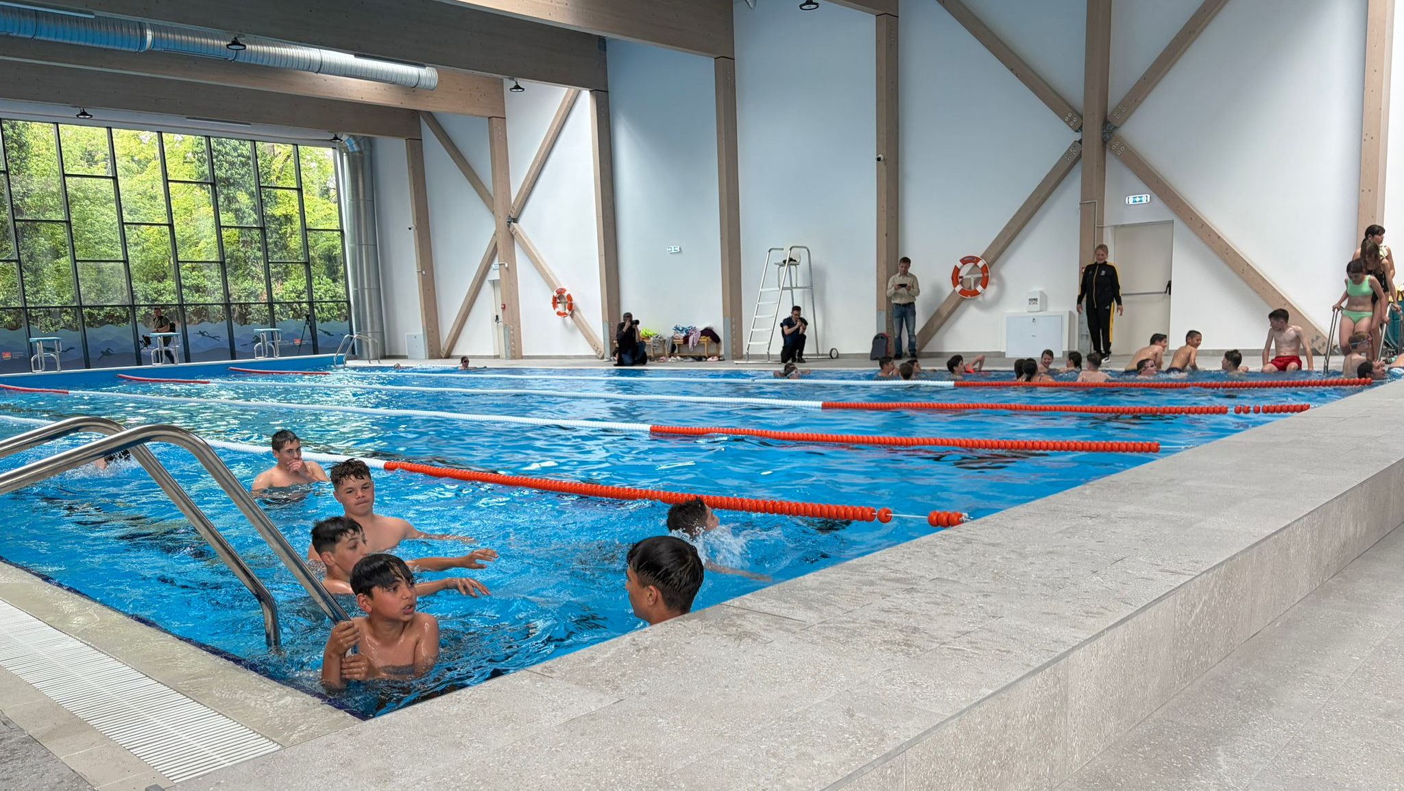Copii participând la primele cursuri de înot în bazinul didactic din Jimbolia proaspăt inaugurat.
