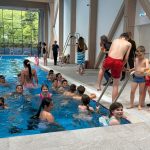 Copii participând la primele cursuri de înot în bazinul didactic din Jimbolia proaspăt inaugurat.