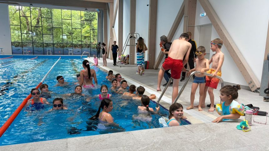 Copii participând la primele cursuri de înot în bazinul didactic din Jimbolia proaspăt inaugurat.