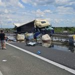 Imagine de la locul accidentului de pe autostrada A1 Arad unde un TIR are cabina distrusă și marfa este împrăștiată pe carosabil.