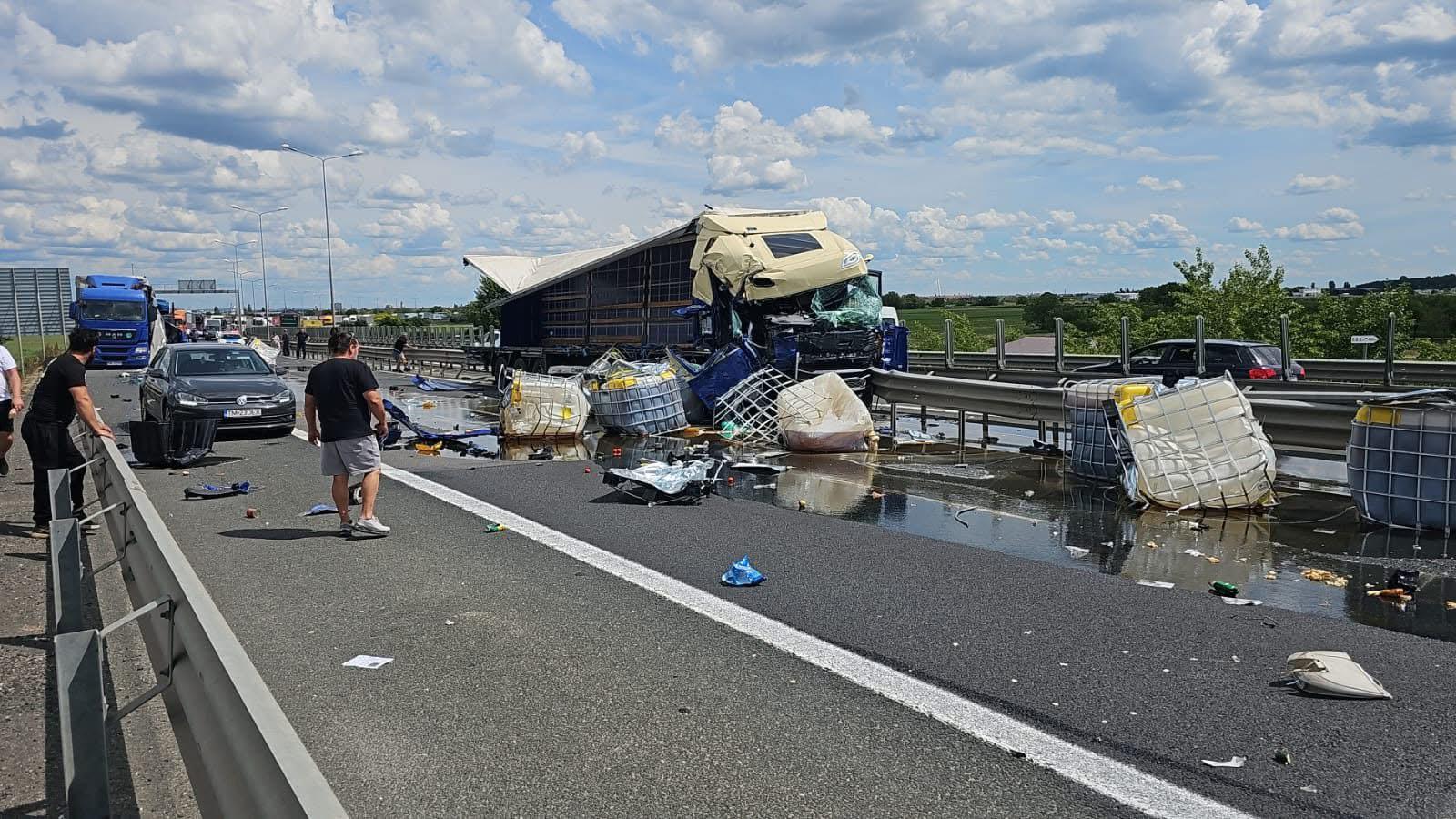 Imagine de la locul accidentului de pe autostrada A1 Arad unde un TIR are cabina distrusă și marfa este împrăștiată pe carosabil.