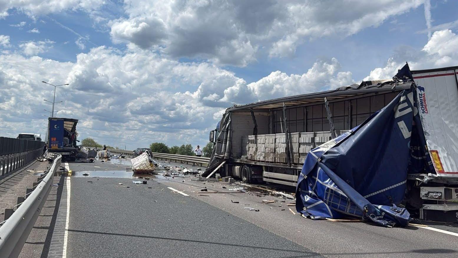 Imagine de la locul accidentului de pe autostrada A1 Arad unde un TIR are cabina distrusă și marfa este împrăștiată pe carosabil.