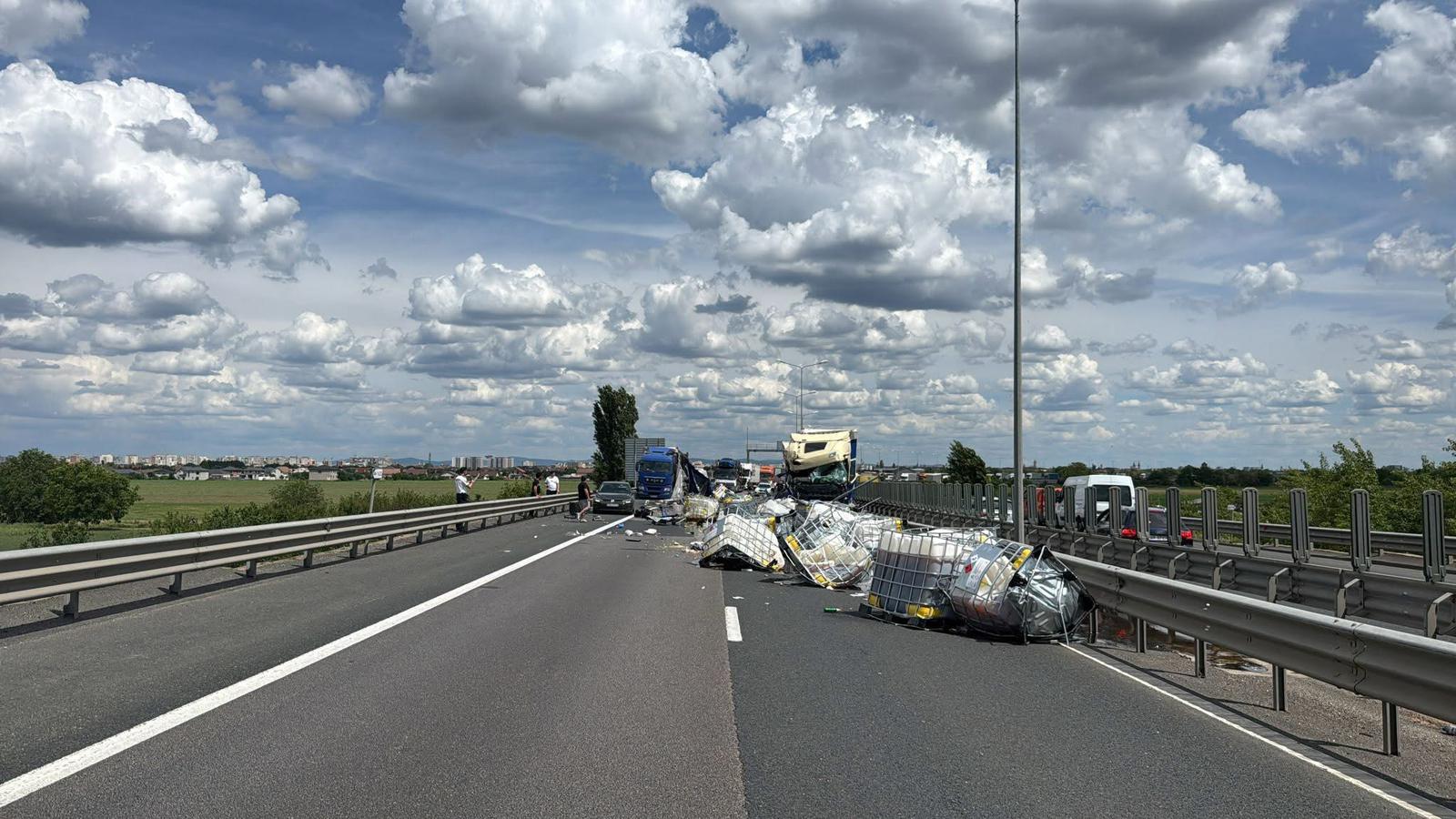 Imagine de la locul accidentului de pe autostrada A1 Arad unde un TIR are cabina distrusă și marfa este împrăștiată pe carosabil.