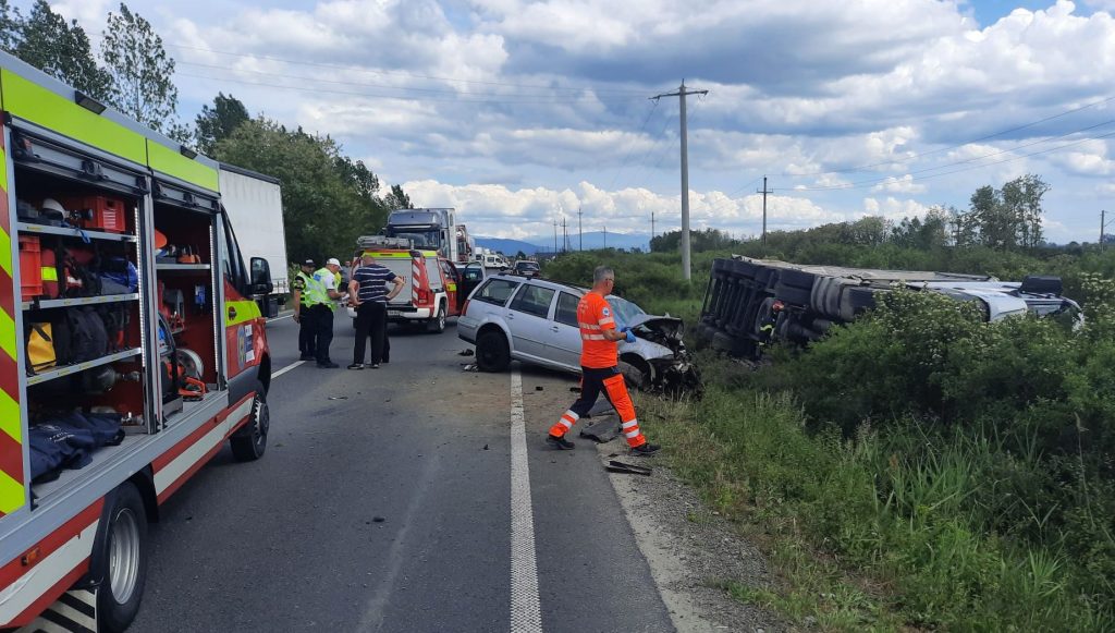 Autospecială de descarcerare a ISU Timiș intervenind la un accident rutier grav pe drumul european E70 în apropiere de Găvojdia.