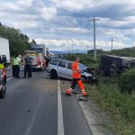 Autospecială de descarcerare a ISU Timiș intervenind la un accident rutier grav pe drumul european E70 în apropiere de Găvojdia.