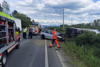 Autospecială de descarcerare a ISU Timiș intervenind la un accident rutier grav pe drumul european E70 în apropiere de Găvojdia.