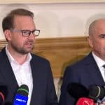 Premierul interimar Ilie Bolojan și primarul Dominic Fritz susținând o declarație comună de presă la Primăria Timișoara.