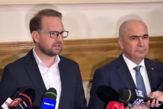 Premierul interimar Ilie Bolojan și primarul Dominic Fritz susținând o declarație comună de presă la Primăria Timișoara.
