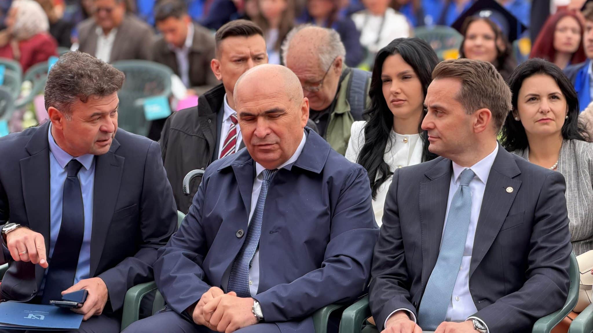 Premierul interimar Ilie Bolojan vorbind pe scenă în fața sutelor de absolvenți ai Universității de Vest din Timișoara adunați în Piața Libertății.
