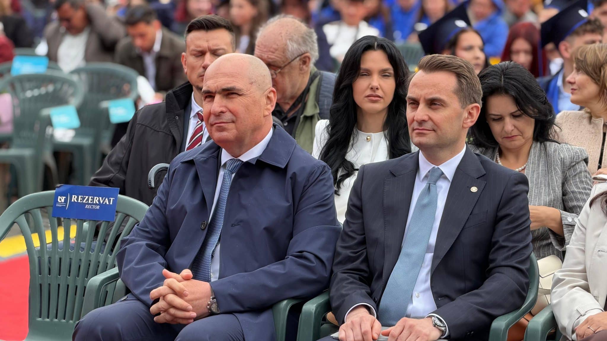 Premierul interimar Ilie Bolojan vorbind pe scenă în fața sutelor de absolvenți ai Universității de Vest din Timișoara adunați în Piața Libertății.