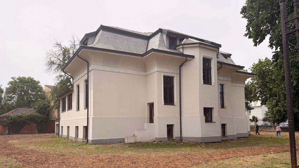 Fațada restaurată a istoricei Case Mühle din Timișoara pregătită pentru evenimentul de redeschidere cu porți deschise.