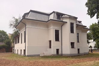 Fațada restaurată a istoricei Case Mühle din Timișoara pregătită pentru evenimentul de redeschidere cu porți deschise.