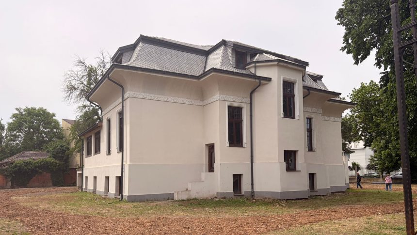 Fațada restaurată a istoricei Case Mühle din Timișoara pregătită pentru evenimentul de redeschidere cu porți deschise.