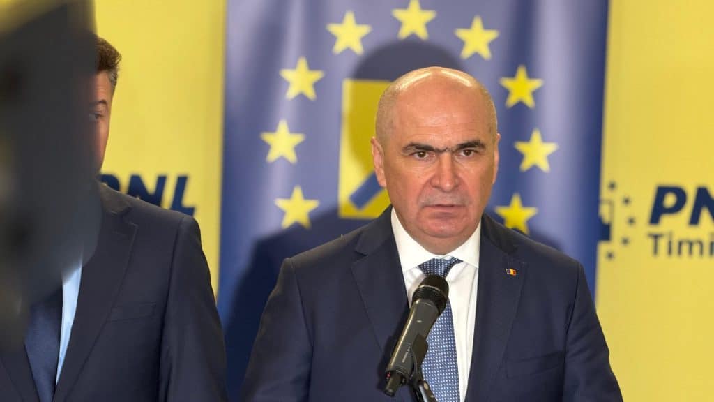 Premierul interimar Ilie Bolojan vorbind în fața primarilor și conducerii filialei PNL Timiș despre strategia politică a partidului.