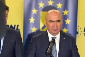 Premierul interimar Ilie Bolojan vorbind în fața primarilor și conducerii filialei PNL Timiș despre strategia politică a partidului.