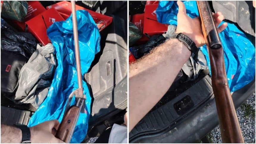 O armă neletală cu aer comprimat calibru 4.5 mm confiscată de polițiști în urma unui control în trafic sau târg.