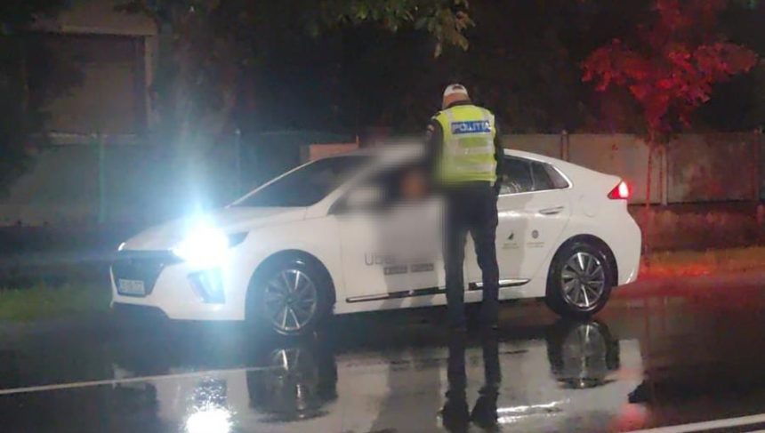 Filtru de control al Poliției Rutiere Timiș pe o stradă din Timișoara pe timp de noapte, verificând actele unui șofer.