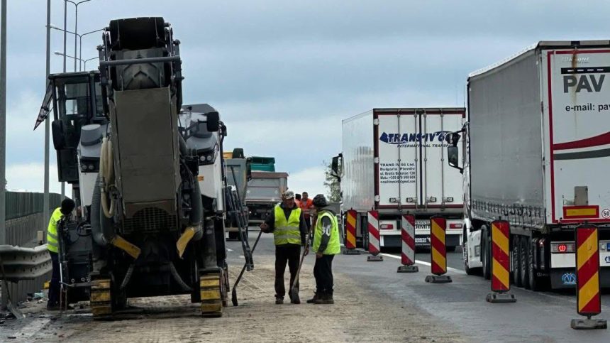 Utilaje de asfaltare și conuri de semnalizare rutieră pe o bandă restricționată a autostrăzii A1 în zona de vest a României.