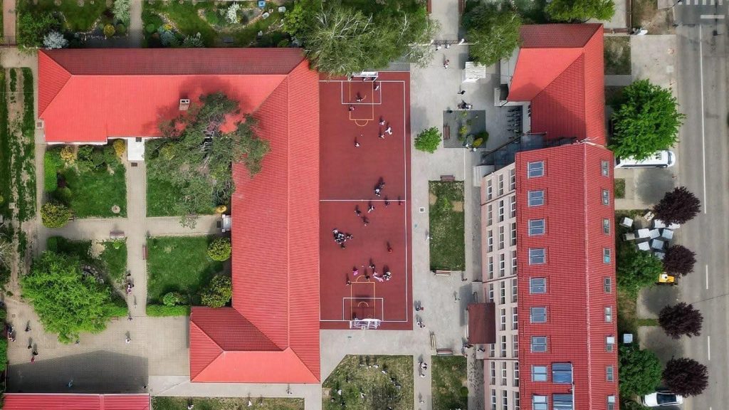Clădirea Școlii Gimnaziale Mihai Eminescu din comuna Dumbrăvița care urmează să fie reabilitată termic și modernizată.